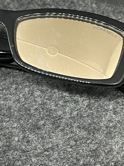 CHANEL Lunettes de soleil noires reflet irisé...