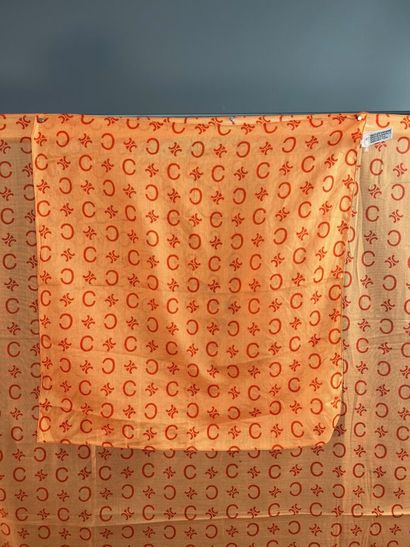 CELINE PARIS Foulard et étole de plage abricot...