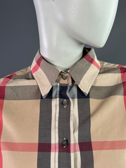 BURBERRY Lot de 3 chemisiers coton tartan...