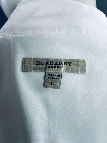 BURBERRY Lot de 2 chemisiers en coton blanc...