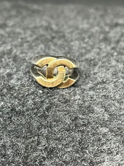 Chevalière en argent monogram CC

Le modèle...