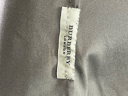 BURBERRY Lot de 2 chemisiers en soie blanc...
