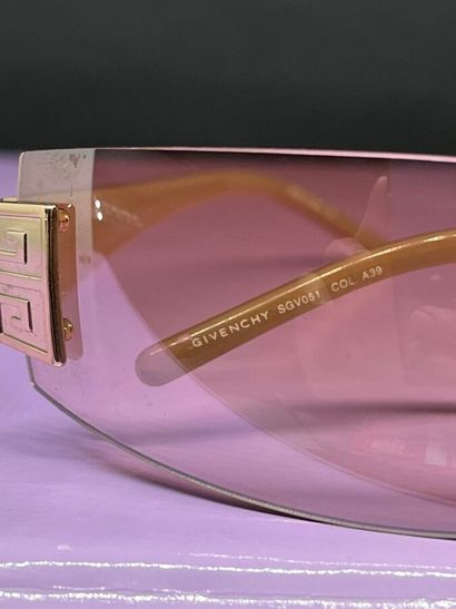 GIVENCHY Lunettes femme
Le modèle possède...