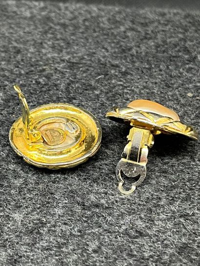 CHANEL Boucles d'oreilles en métal doré rond...