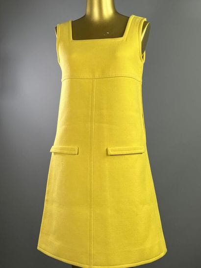 COURRÈGES PARIS Robe trapèze en laine jaune...