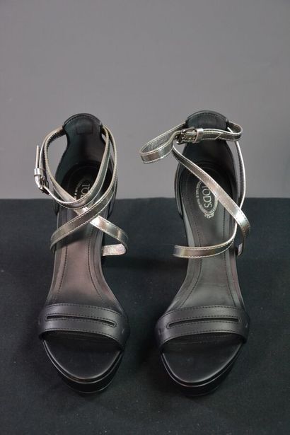 TOD'S Escarpins compensés cuir noir et lamé...