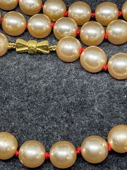 NINA RICCI Lot comprenant un collier de perles...