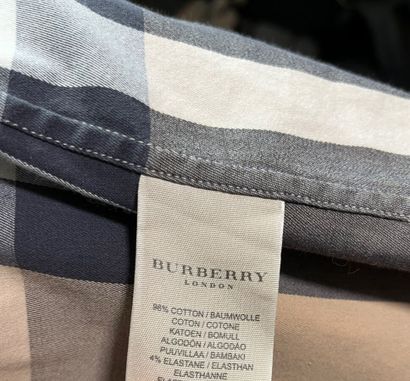 BURBERRY Lot de 3 chemisiers coton tartan...