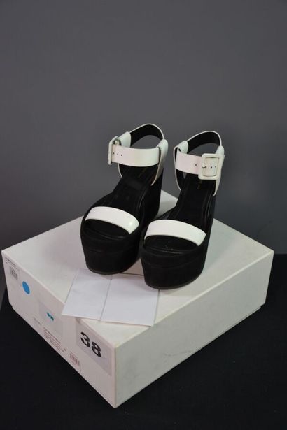 CELINE PARIS Chaussures compensées en cuir...