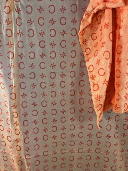 CELINE PARIS Foulard et étole de plage abricot...