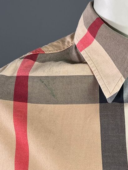 BURBERRY Lot de 3 chemisiers coton tartan...