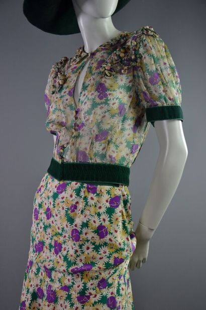 LOUIS VUITTON Ensemble en soie fleuri finitions...