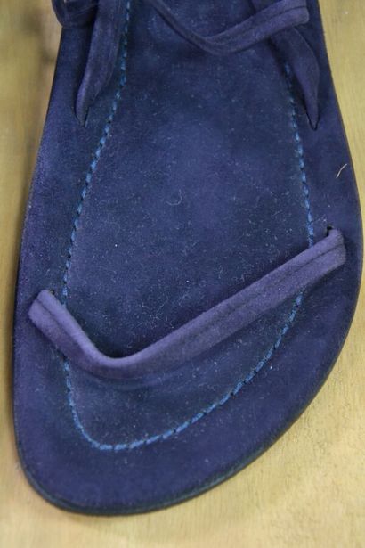 PRADA Homme Sandales en cuir velours aubergine...