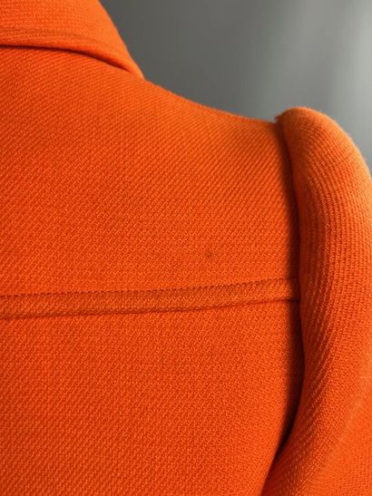 COURRÈGES PARIS - Manteau orange en lainage...