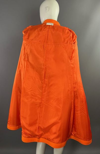 COURRÈGES PARIS - Manteau orange en lainage...