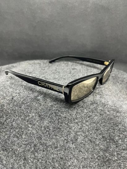 CHANEL Lunettes de soleil noires reflet irisé...