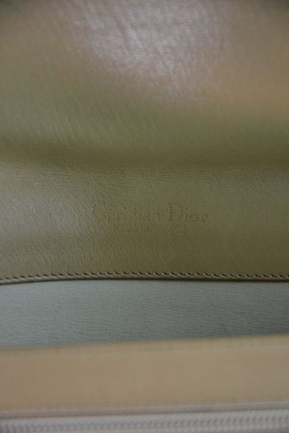 CHRISTIAN DIOR Sac pochette en cuir beige...