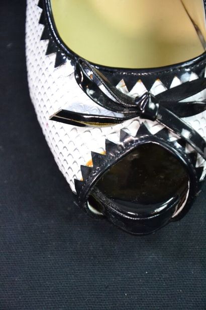 CHRISTIAN LOUBOUTIN Escarpins en cuir blanc...