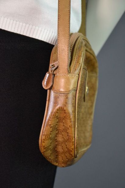 CELINE PARIS Sac besace en toile monogram...