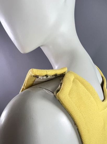 COURRÈGES PARIS Robe trapèze en laine jaune...