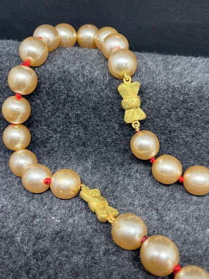 NINA RICCI Lot comprenant un collier de perles...