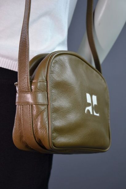 COURRÈGES PARIS Sac Caméra besace en cuir...