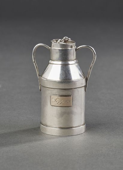 Poivrier en argent en forme de bidon de lait,...