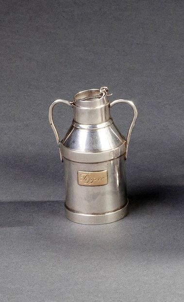 Poivrier en argent en forme de bidon de lait,...