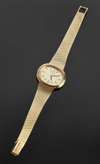 LONGINES - Watch bracelet of lady in yellow...