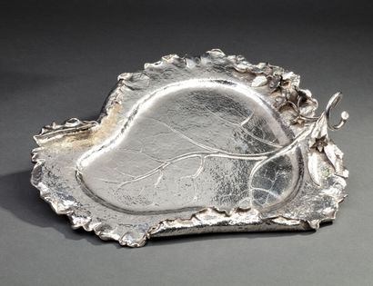 Plateau in hammered silver representing a...