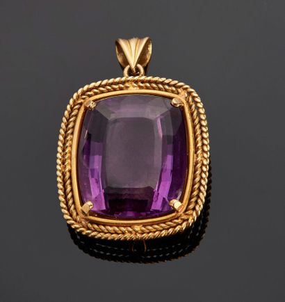 Rectangular pendant with edges arondis in...