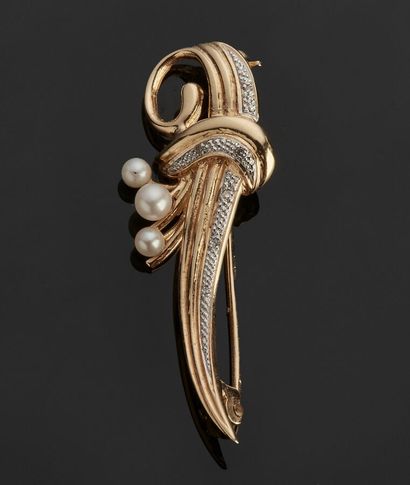 Brooch in the shape of leaf volutée in yellow...