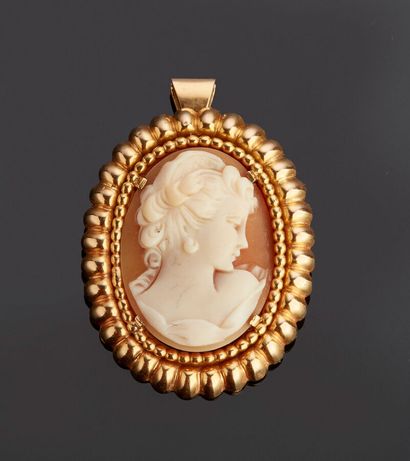 Pendant forming brooch in yellow gold 18...