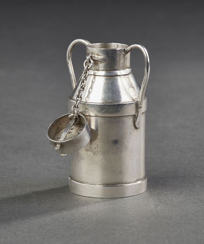 Poivrier en argent en forme de bidon de lait,...