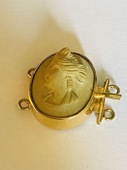 Clasp in yellow gold 18 k (750 thousandths)...
