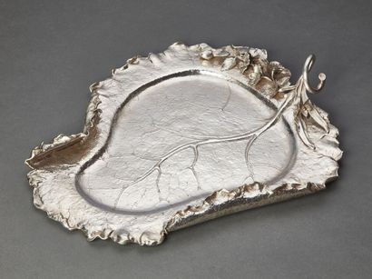 Plateau in hammered silver representing a...