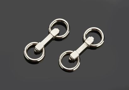 Paire de boutons de manchette en argent rodié.
Travail...