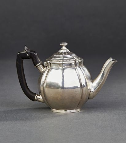 Théière égoîste en argent de forme boule...