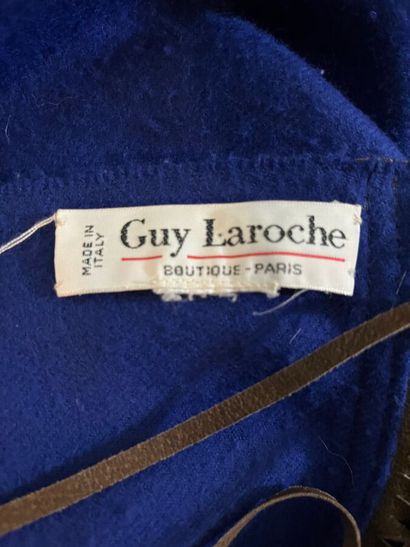 GUY LAROCHE Boutique- Grand châle en laine...