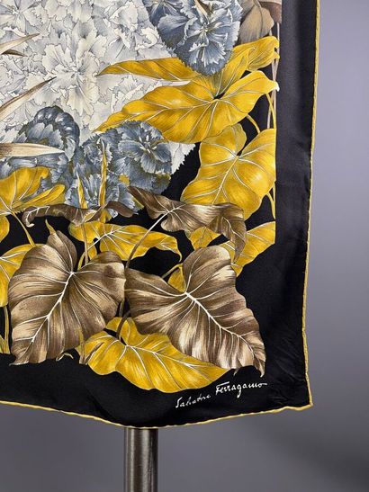 SALVATORE FERRAGAMO - Foulard carré de soie...