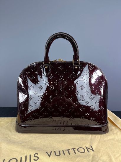 LOUIS VUITTON - Sac à main ALMA MM cuir verni...
