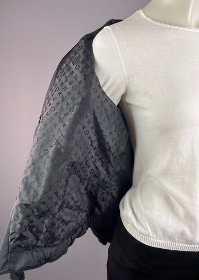 LOUIS VUITTON - Manteau court en laine noire...