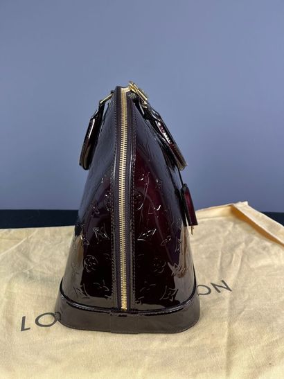 LOUIS VUITTON - Sac à main ALMA MM cuir verni...