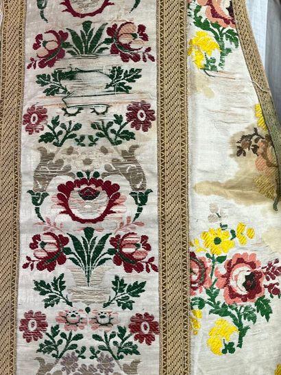 Chasuble romaine en soie brochée beige semée...