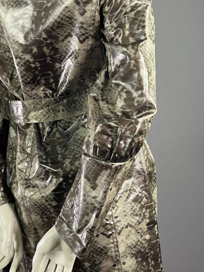 YVES SAINT LAURENT - Manteau ciré en soie...
