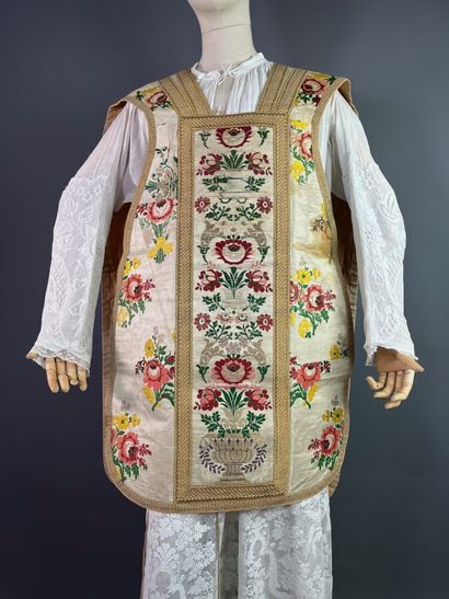 Chasuble romaine en soie brochée beige semée...
