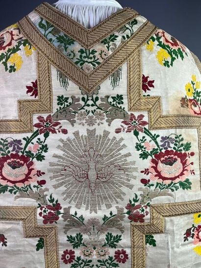 Chasuble romaine en soie brochée beige semée...