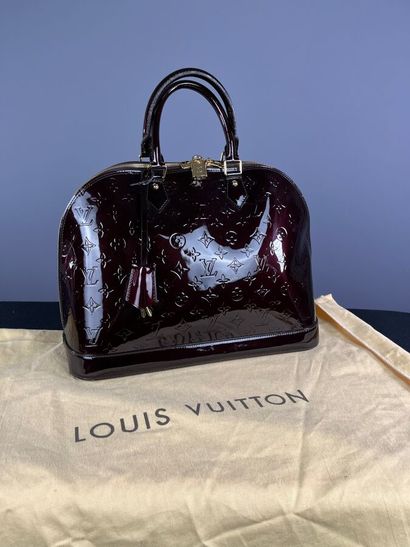 LOUIS VUITTON - Sac à main ALMA MM cuir verni...
