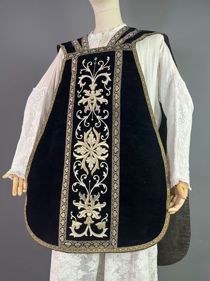 Chasuble romaine en velours noir et fil d'argent....