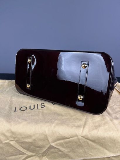 LOUIS VUITTON - Sac à main ALMA MM cuir verni...